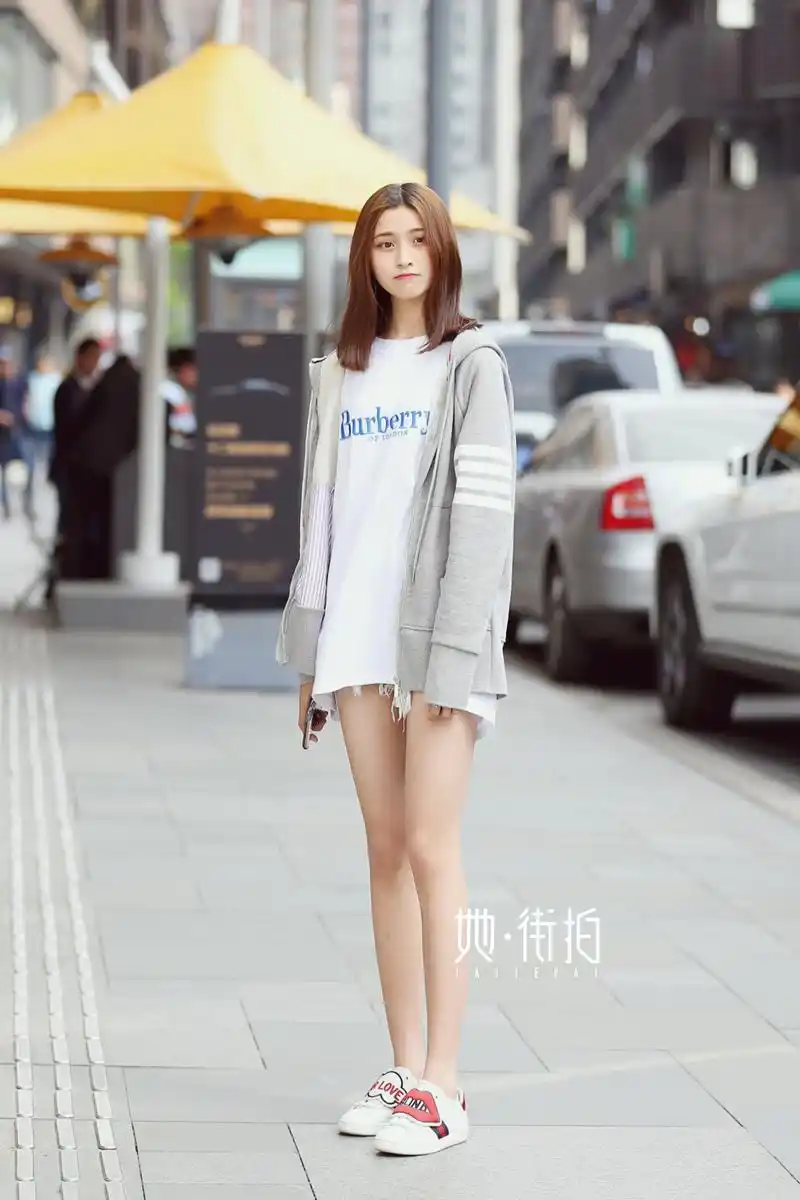 成都街拍,女生穿淡色系既青纯又有气质,图六小姐姐很有亮点