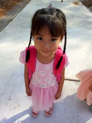 小小女孩上一年级了