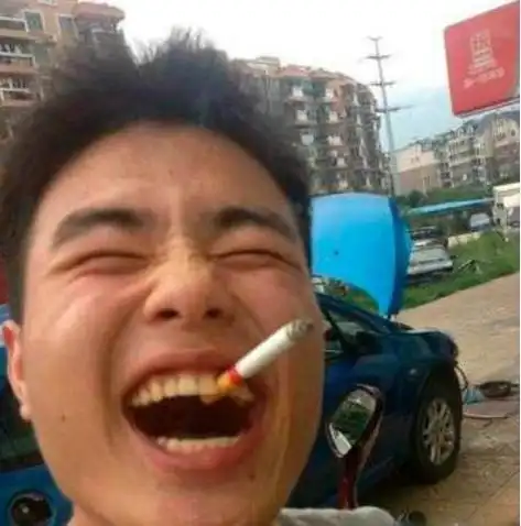 搞笑gif:美女自拍总会有人在后面抢镜,这不二货闺蜜又在翻白眼