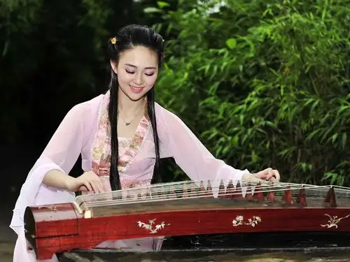 古典美女弹古筝的女孩古韵悠悠