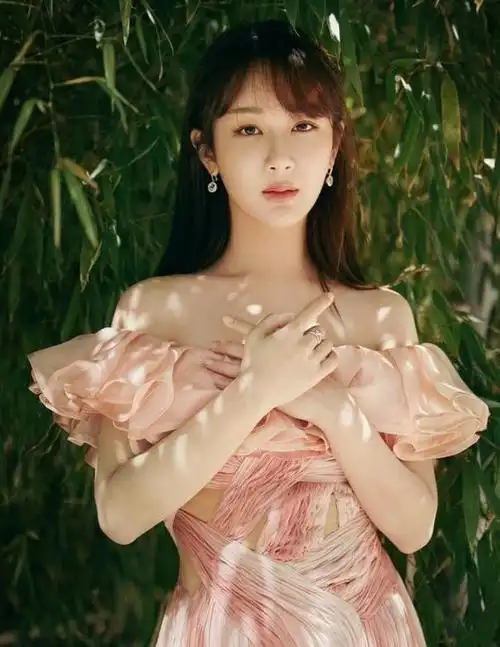 杨紫14岁被大佬(杨紫将一手烂牌打出了王炸)