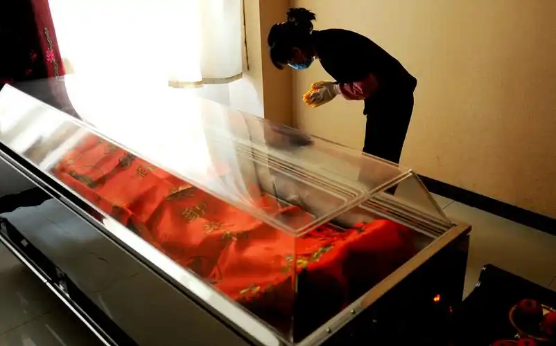 90后女入殓师穿上寿衣大方展示#   李敬芳的举动非常值得赞扬.