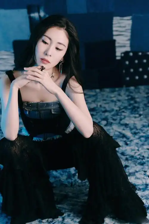 张碧晨身穿牛仔胸衣搭配设计感长裤,尽情绽放肆意姿态,率性利落