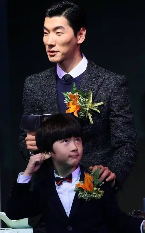 《爸去哪儿》8位男孩变化,有人长腿逆天,有人身材健硕身高190_张悦轩