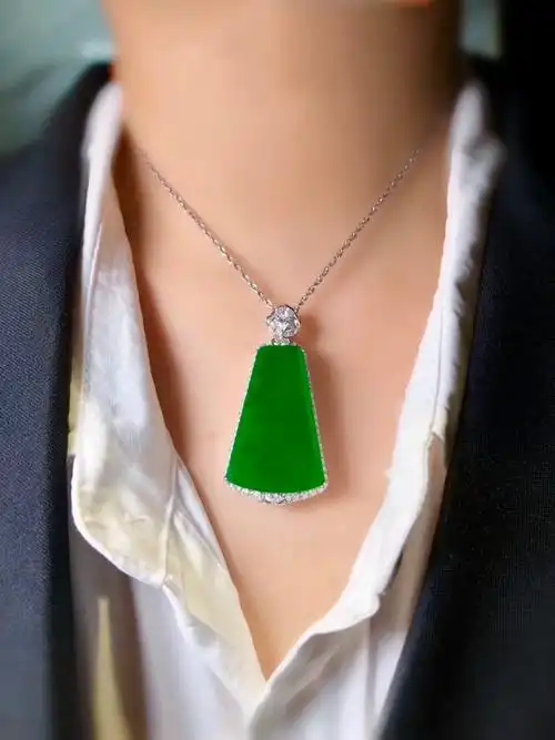 18k金镶嵌无事牌吊坠