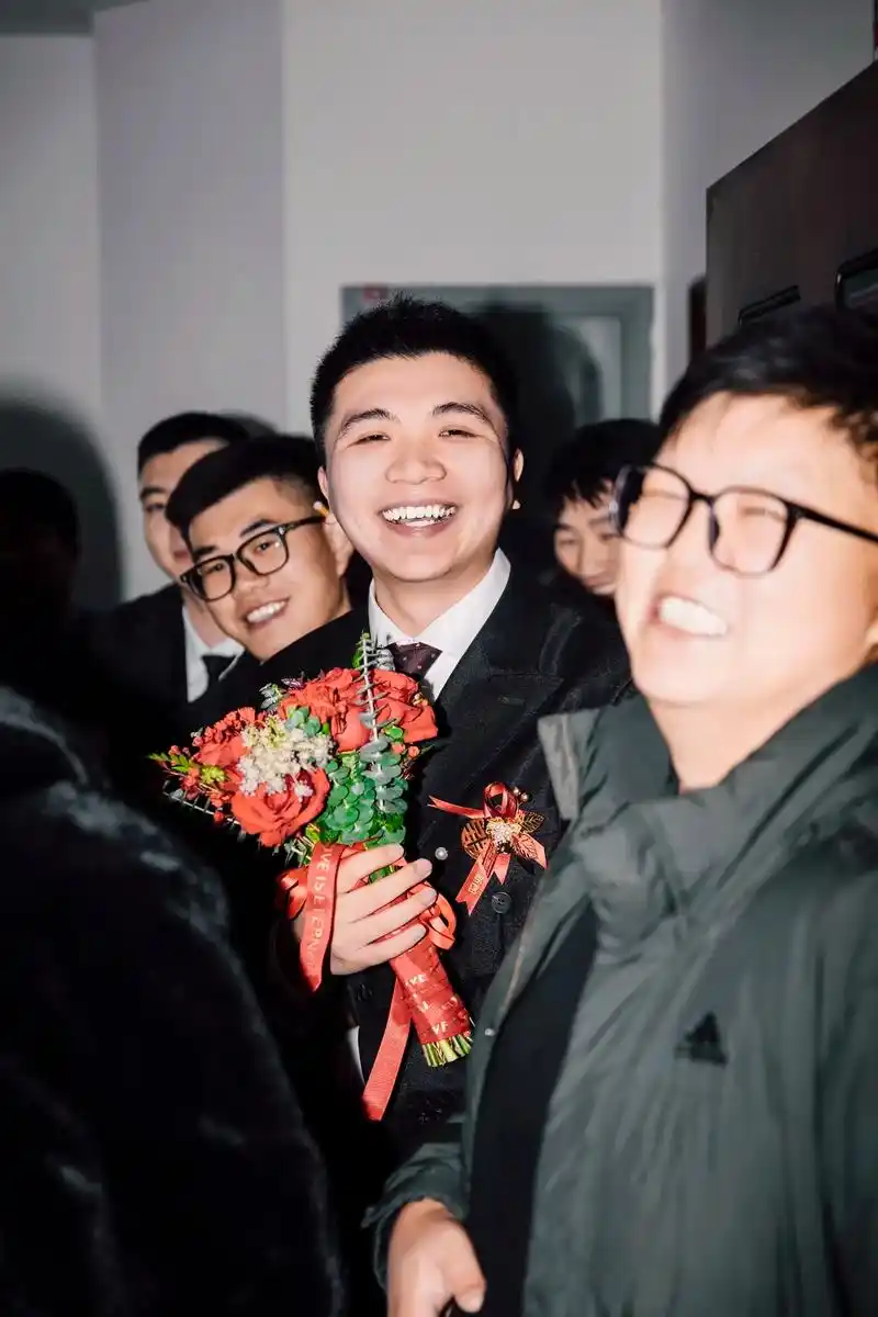 这位新郎官的表情也太丰富了吧!娶 - 抖音