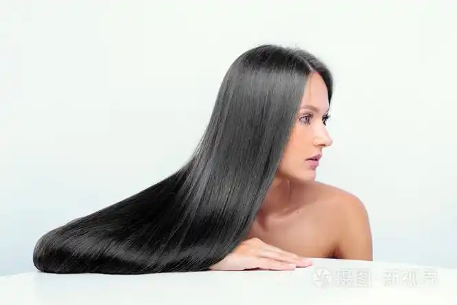 闪亮的黑头发的漂亮女孩