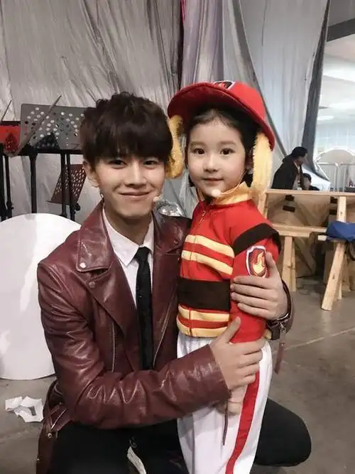 湖南卫视小年夜春晚 童星张熙唯助演任嘉伦被赞"萌娃"