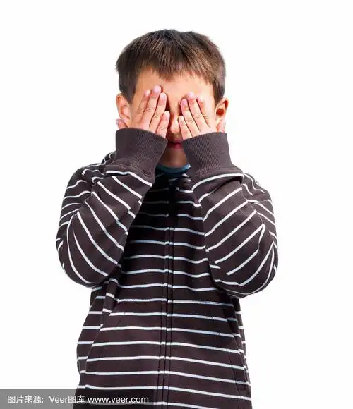 我看不见你-孩子用手捂着眼睛