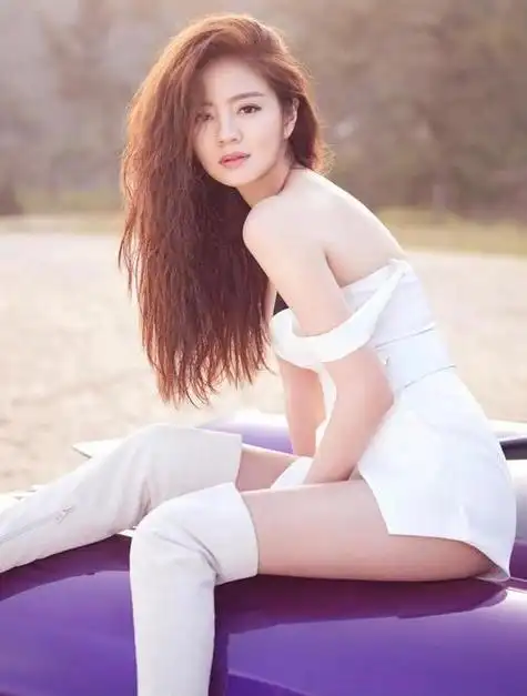 安以轩是一位出生在台湾的漂亮女星,从小家境优越,但父母离异,父亲