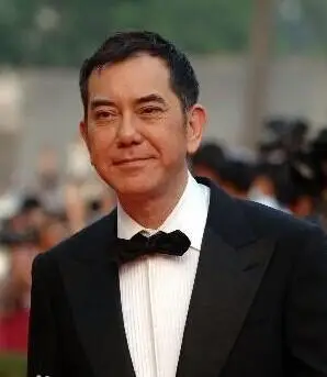 黄秋生重回无线拍剧 笑称酬劳低连油钱都不够