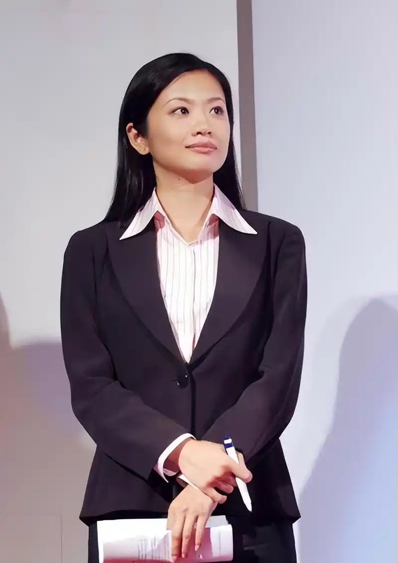 曾子墨:19岁保送高校,28岁入职凤凰卫视,嫁上司后的她还好吗?