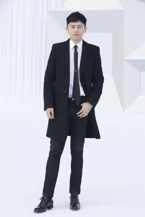 张杰穿这件长西装好帅气跟李易峰不相上下了