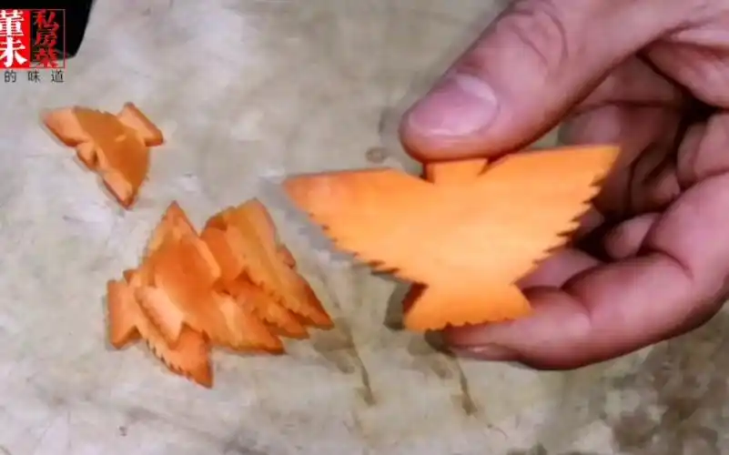 看广东大厨如何用胡萝卜切料头花花,满满的小技巧,我先收藏了
