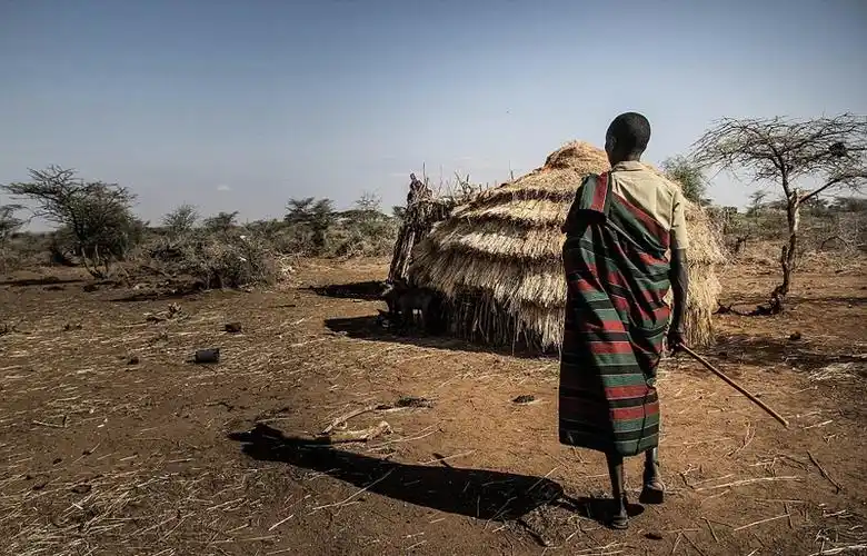 非洲部落土著每天走10小时找水饱受折磨组图