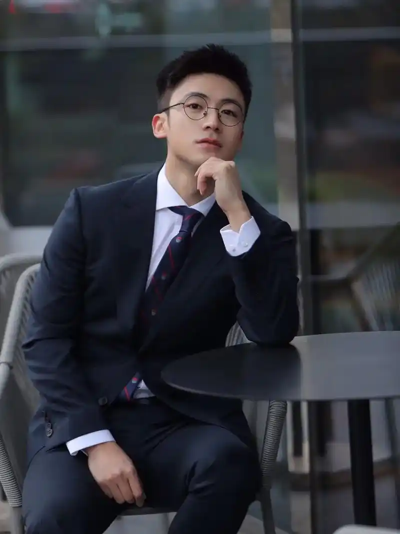 作为职场商务人士,西装真的是必 - 抖音