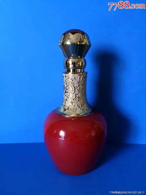 一个漂亮的酒瓶