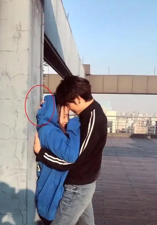 而且因为身高的缘故,男生壁咚女生看上去要更加有美感一点,看到两人抱