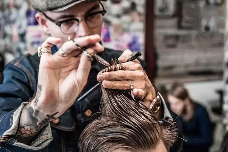 和理发师交流太费劲,如何描述想要的发型?男士发型名字有哪些?