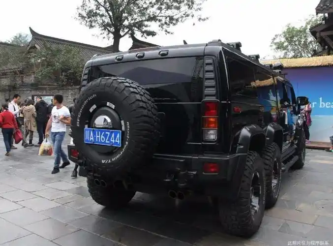 298万六轮悍马,车长5米8,停在商业街挡了两间门面