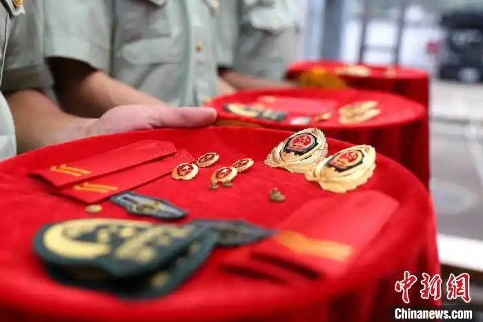 退役老兵摘下的帽徽,领花,肩章 刘治乾 摄