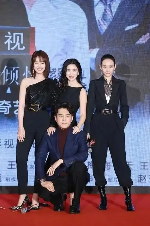 朱珠王鸥同穿一身黑装一个飒一个媚活成中年女性最美的样子