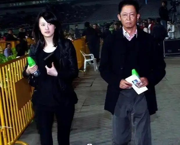王志文妻子神秘身份揭露,出门开豪车,年薪高达5000万?