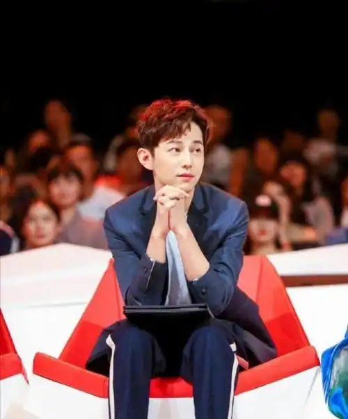 湖南卫视主持人何炅个人资料,何炅现任老婆