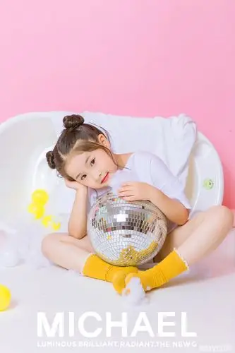 周不白的儿童摄影作品《可爱女孩》