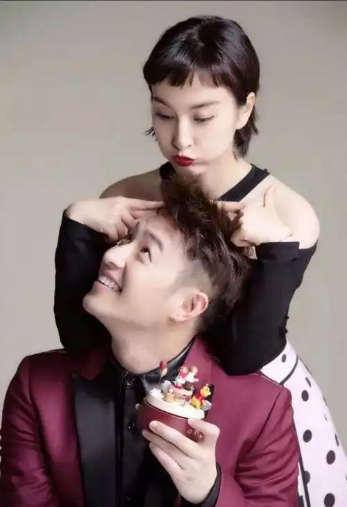 吴昕潘玮柏换头像秀恩爱吴昕主动亲潘玮柏俩人真的恋爱了吗?