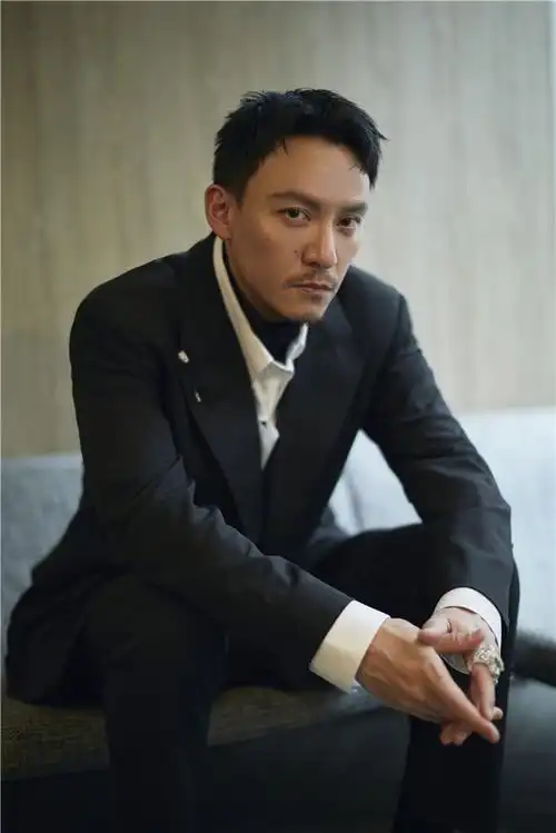 张震身着黑色西装帅气又迷人!