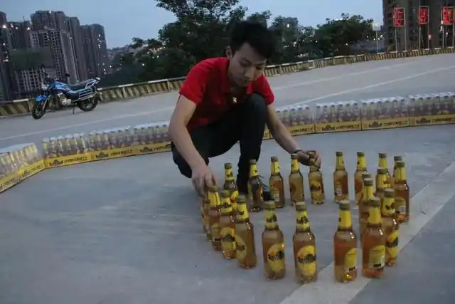 90后小伙1000瓶啤酒摆爱心征女友 要求:女博士 能生娃