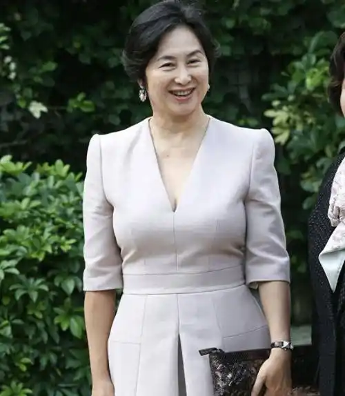 被何超琼的"名媛风"惊艳了!