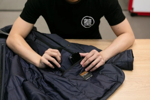 的口袋里有一个类似充电宝的东西,这正是整个差评最感兴趣的智能部分