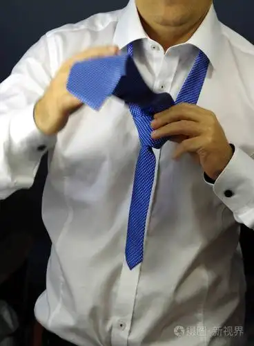系领带.公司事业与经营理念-穿白衬衫的男士颈上挂蓝领结