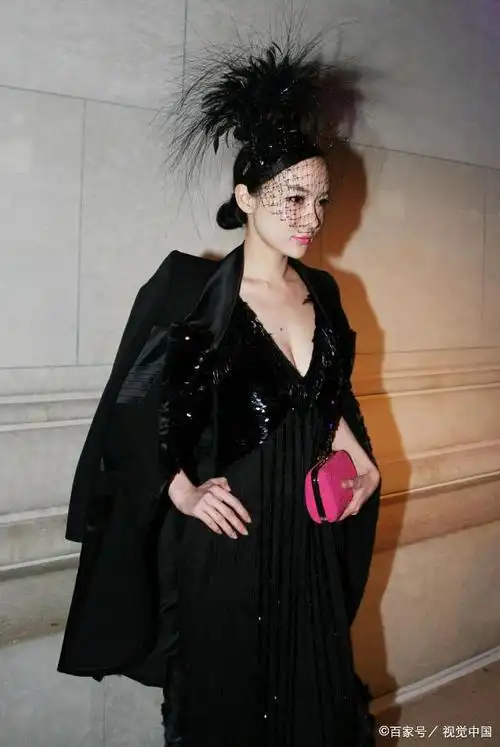 40岁霍思燕美到国外去,穿深v亮片裙戴黑网纱,"名媛范"十足