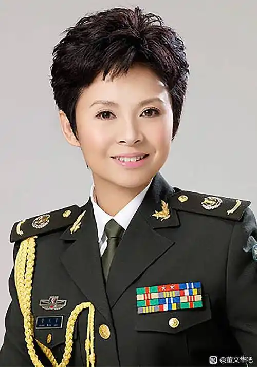 董文华被誉为军装女神,歌声受赞誉