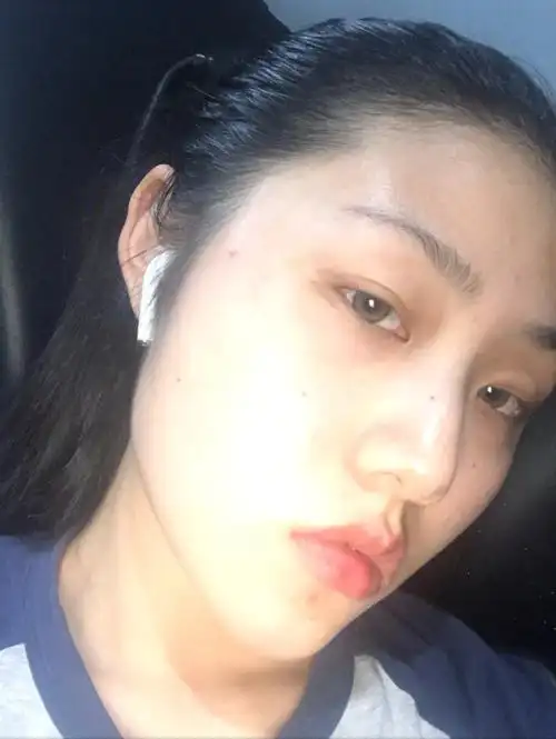 2张都是素颜苹果原相机  1涂了点口红戴了美瞳 后面都是化了妆用的