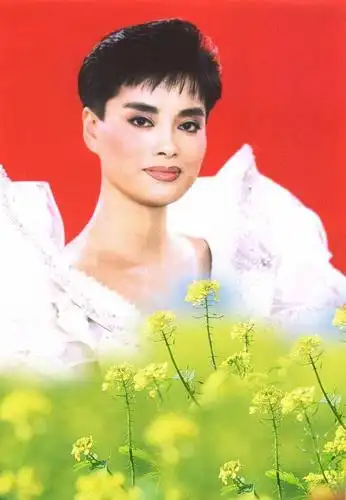 她原本是一位纺织女工,但因为歌唱得好,长得又漂亮,所以最终成为一名