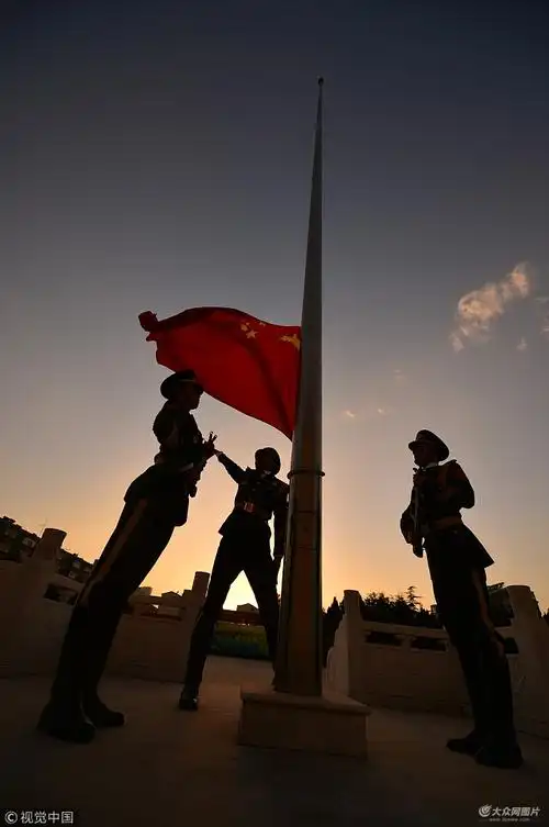 国庆节首日社会各界群众升国旗迎国庆