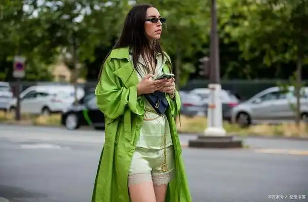 墨绿色衣服配什么颜色