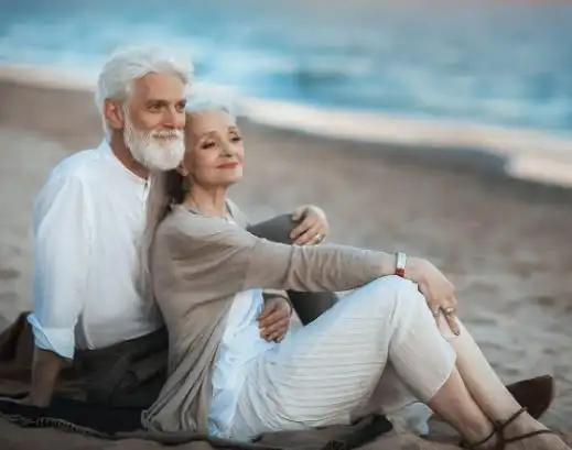 胜过夫妻的感情图片,夫妻相依相伴图片