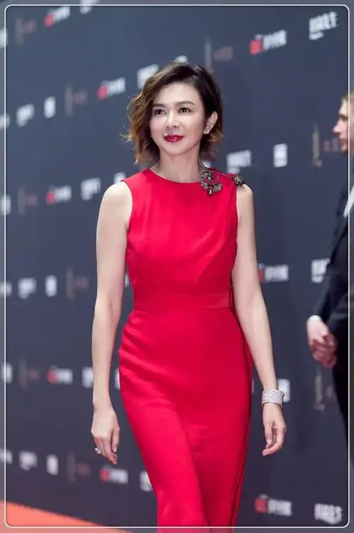 56岁关之琳穿烈焰红裙不仅没有装嫩嫌疑连女人味都不减当年