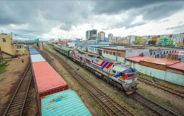但后来,随着非洲放松了对这条铁路的管理维护,导致铁路越来越破旧