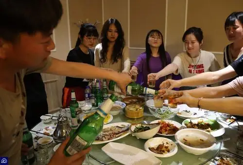 实拍毕业班最后一次聚餐40名同学连唱3遍再见仍不愿说分离