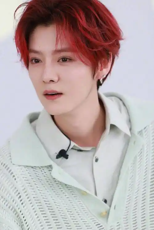 鹿晗国贸被偶遇,瘦了有10斤脸好小,戴10个耳钉打扮精致状态很好