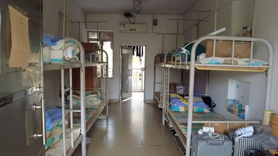 秀全中学秀全中学是全寄宿学校,宿舍为6-8人间,上床下桌,双洗手间.