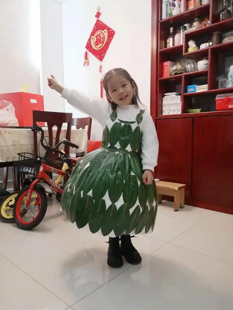 幼儿园手工作业之《树叶服装》