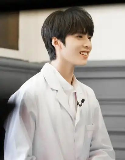 刘耀文巴蜀中学走路(刘耀文巴蜀中学穿校服一日游)(7)