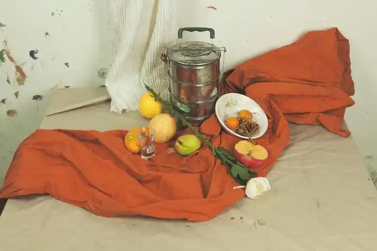 红色 不锈钢 饭桶 盘子 水果 苹果 梨 鲜花